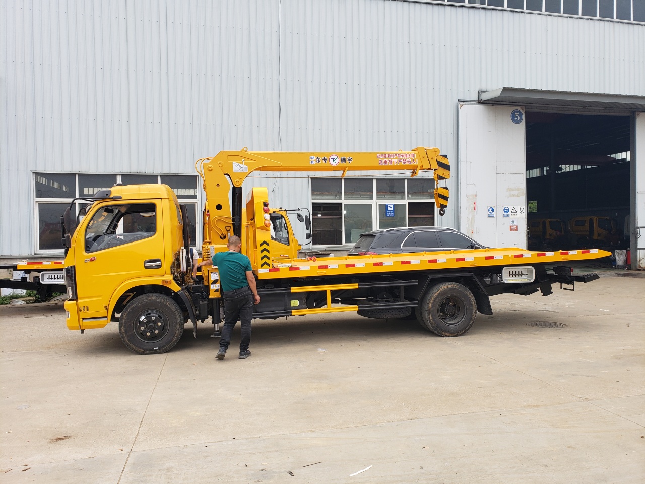 東風(fēng)多利卡D8排放一拖二清障車(chē)