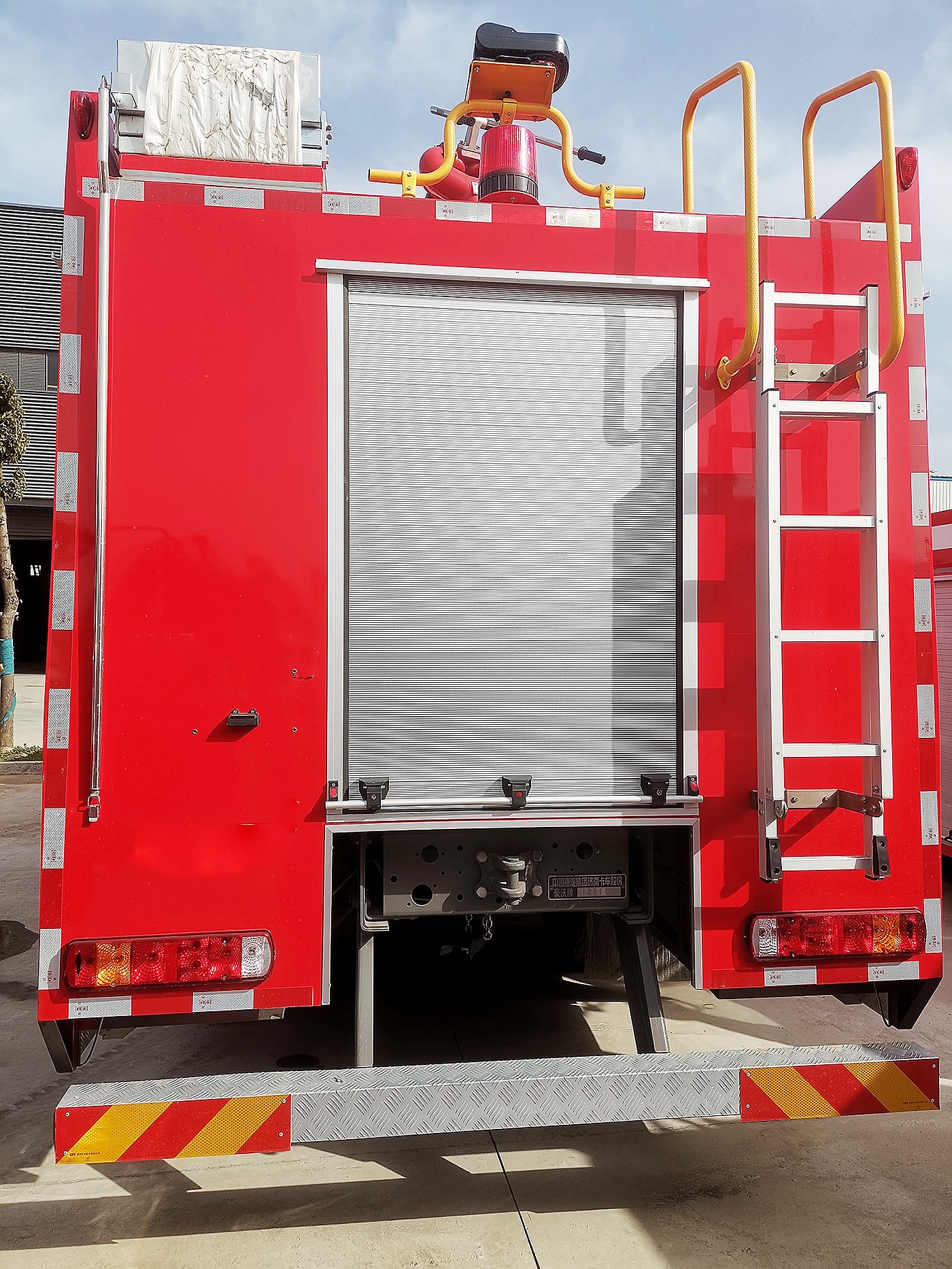 豪沃后雙橋干粉泡沫聯(lián)用消防車