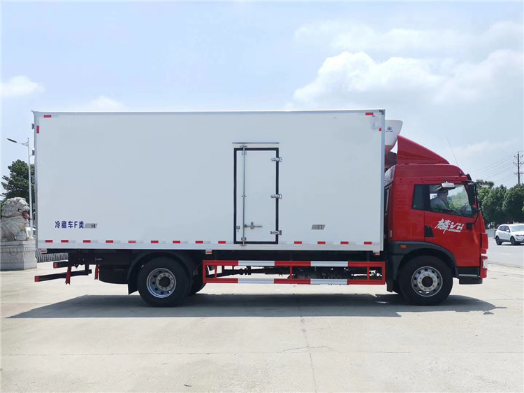 解放麟VH6.8米冷藏車