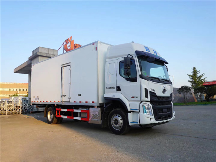 柳汽乘龍高頂雙臥6.8米冷藏車