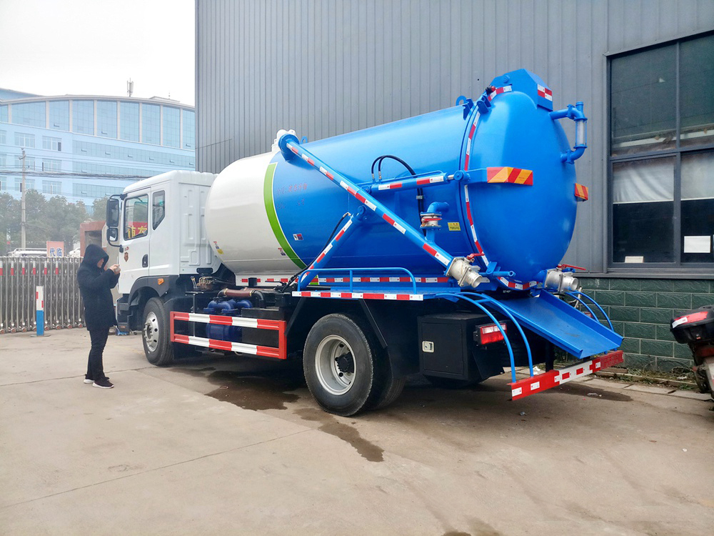 12方東風D9 吸污車