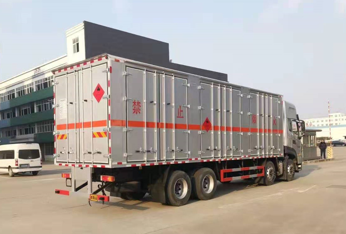 東風(fēng)天龍 9.6米易燃?xì)怏w廂式運(yùn)輸車