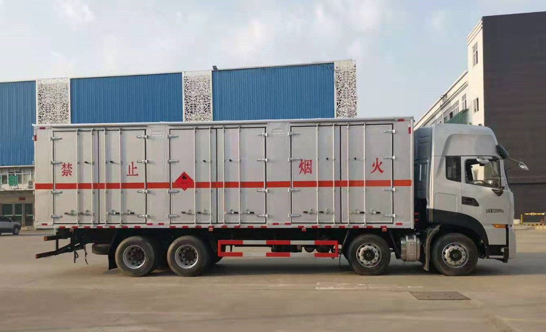 東風(fēng)天龍 9.6米易燃?xì)怏w廂式運(yùn)輸車
