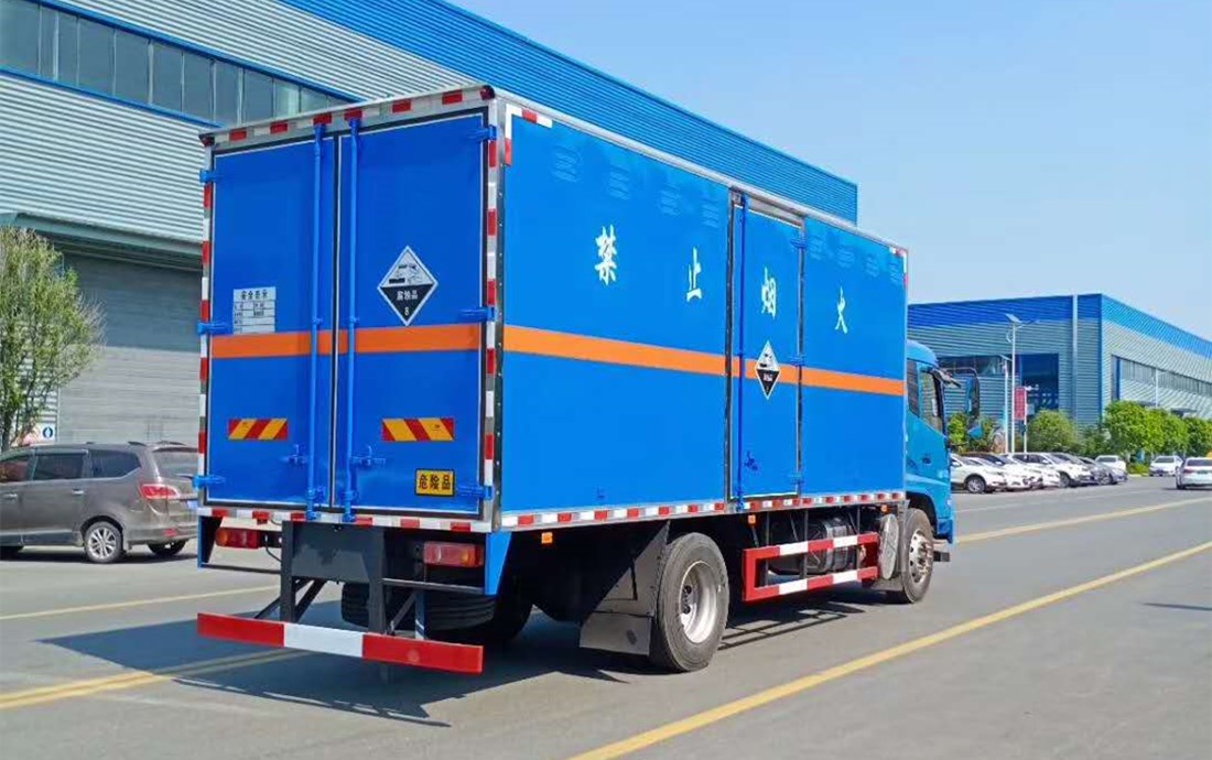 東風(fēng)天錦八類腐蝕性物品廂式貨車(chē)
