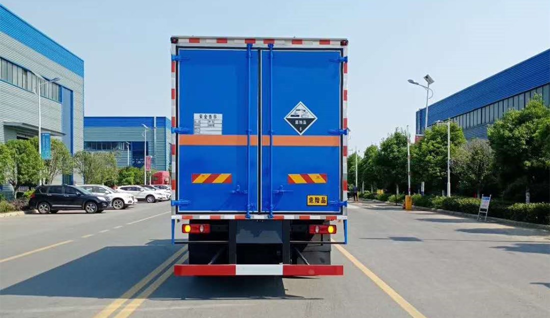 東風(fēng)天錦八類腐蝕性物品廂式貨車(chē)