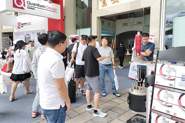 霍桐儀器展位現場升降高壓反應釜、平行反應釜等展品吸引老師駐足